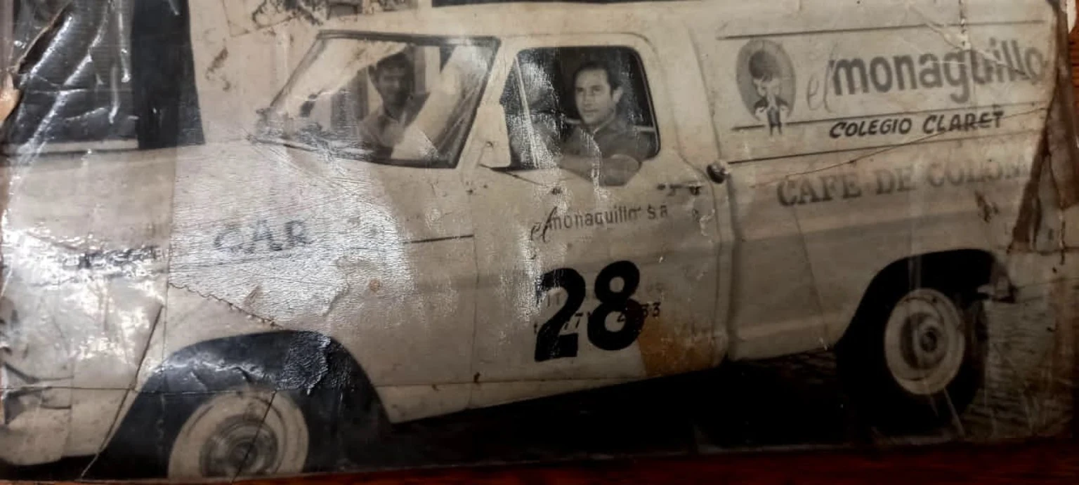 Fotografía histórica de los primeros años y la camioneta de trabajo de Café Bakán